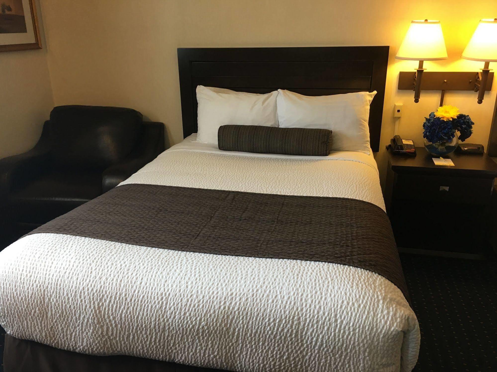 Days Inn & Suites By Wyndham Sault Ste. Marie On Exteriör bild