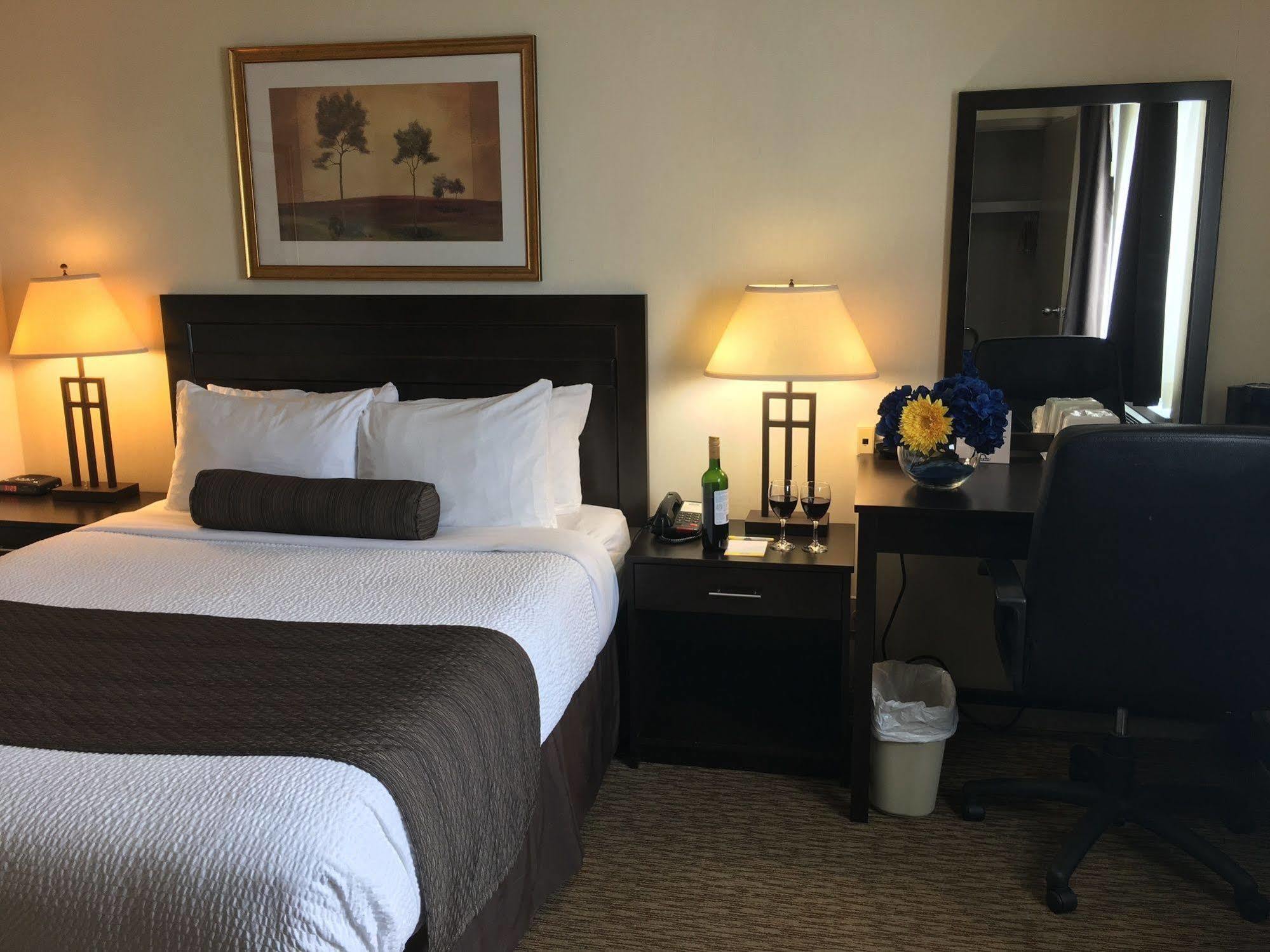Days Inn & Suites By Wyndham Sault Ste. Marie On Exteriör bild